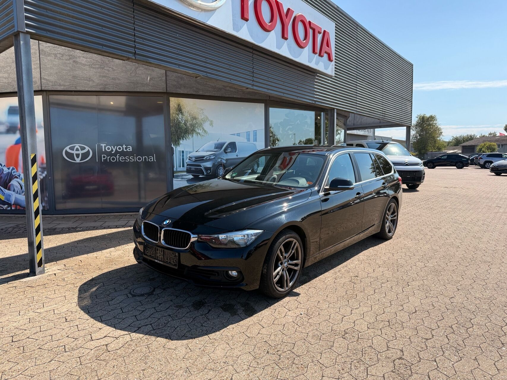 Sort BMW 320i fra 2017