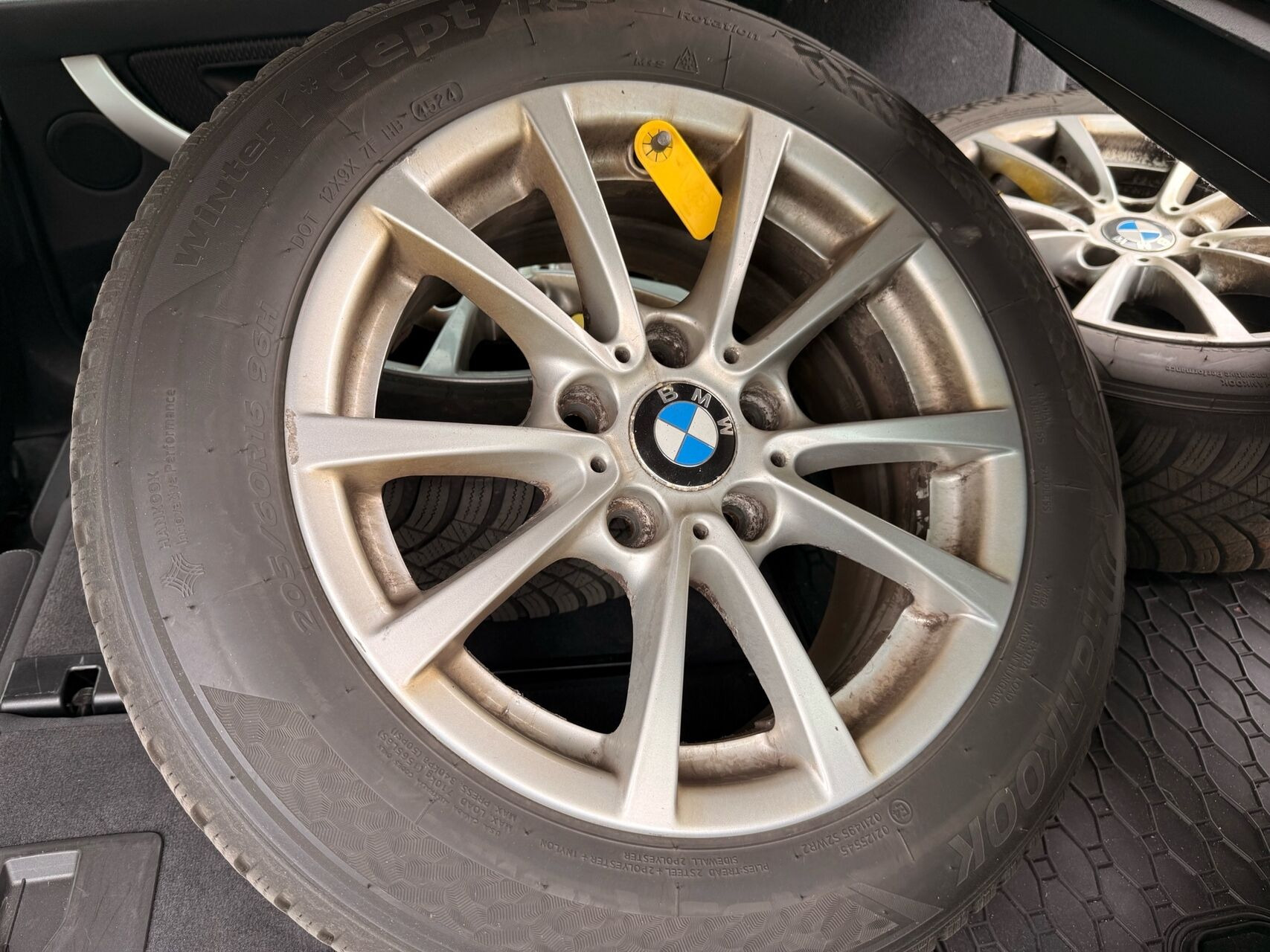 Sort BMW 320i fra 2017