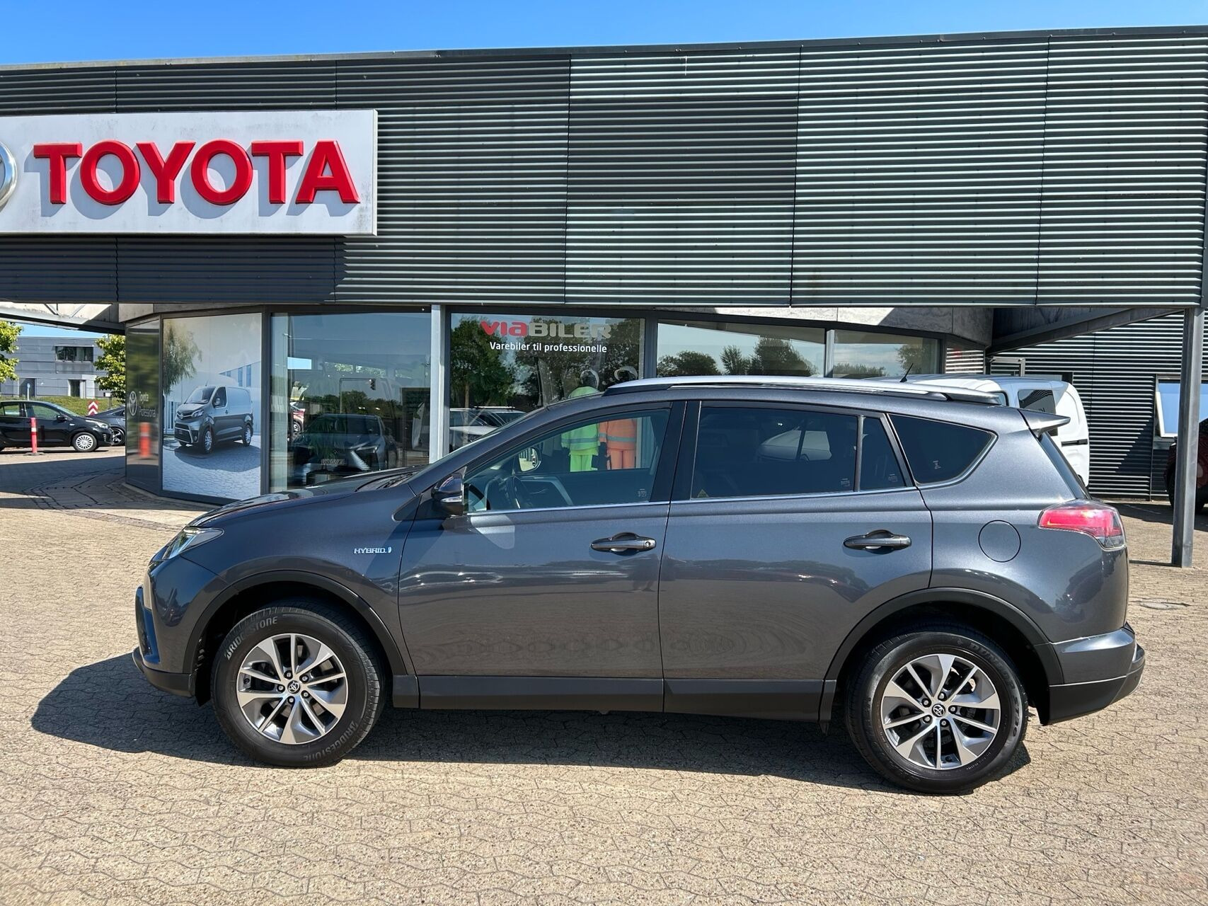 Grå Toyota RAV4 fra 2016