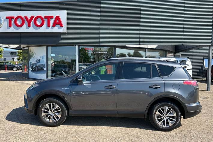Grå Toyota RAV4 fra 2016