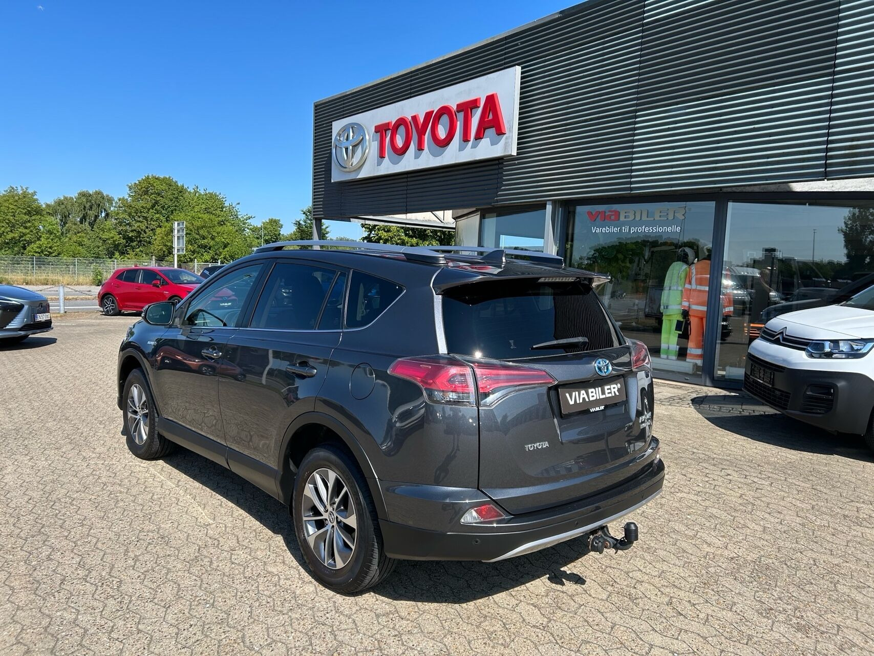 Grå Toyota RAV4 fra 2016