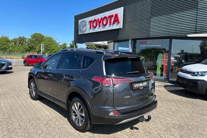 Grå Toyota RAV4 fra 2016