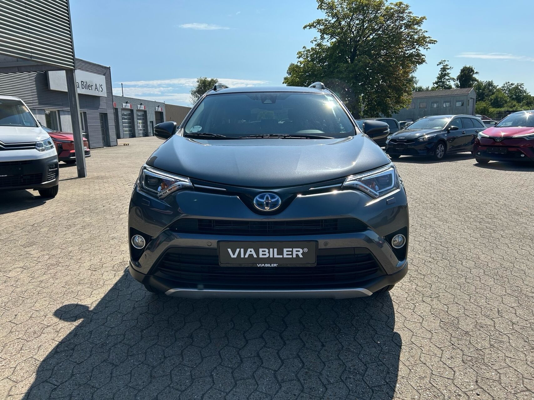 Grå Toyota RAV4 fra 2016