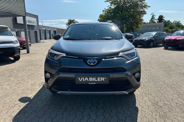 Grå Toyota RAV4 fra 2016