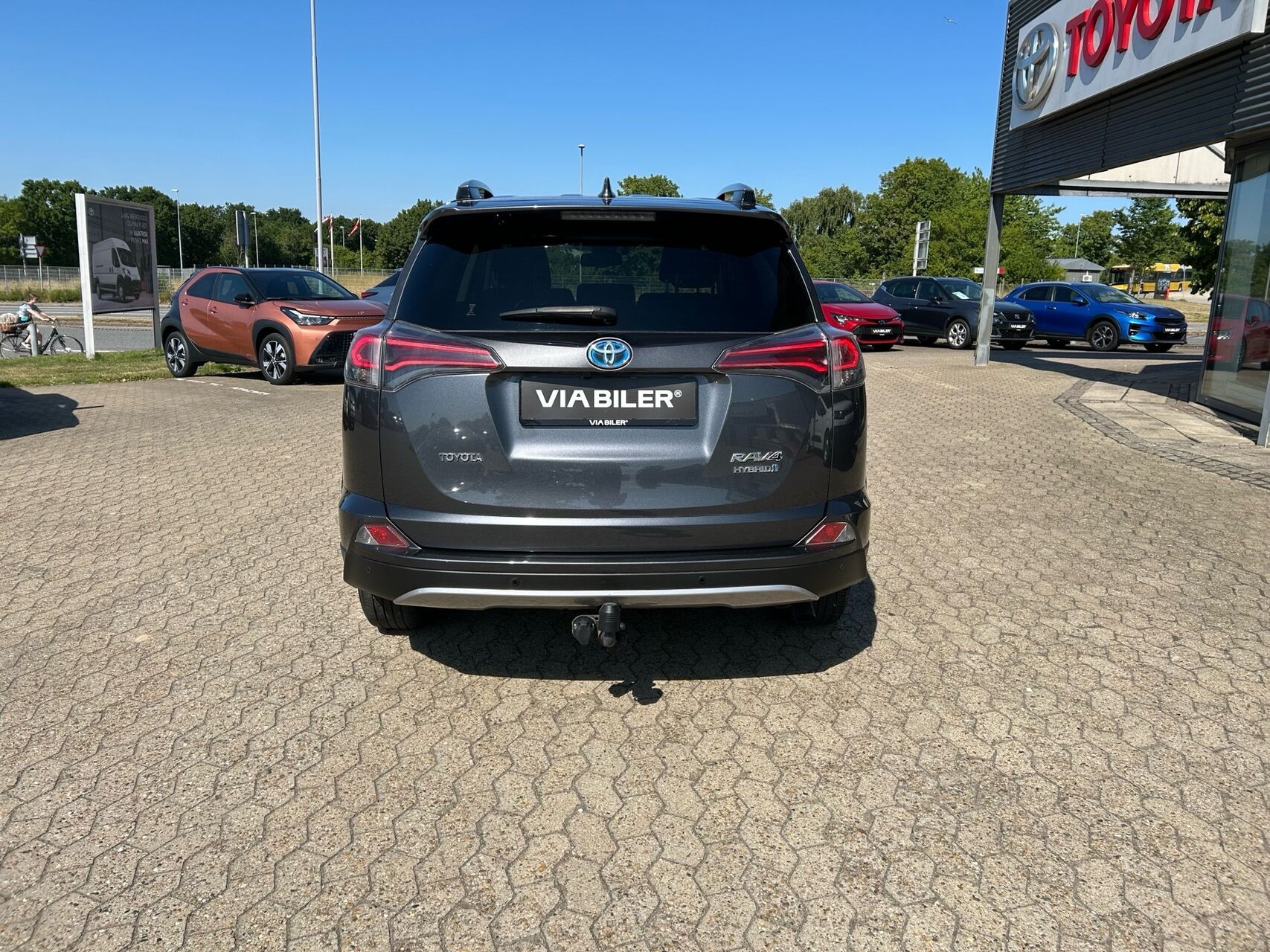 Grå Toyota RAV4 fra 2016