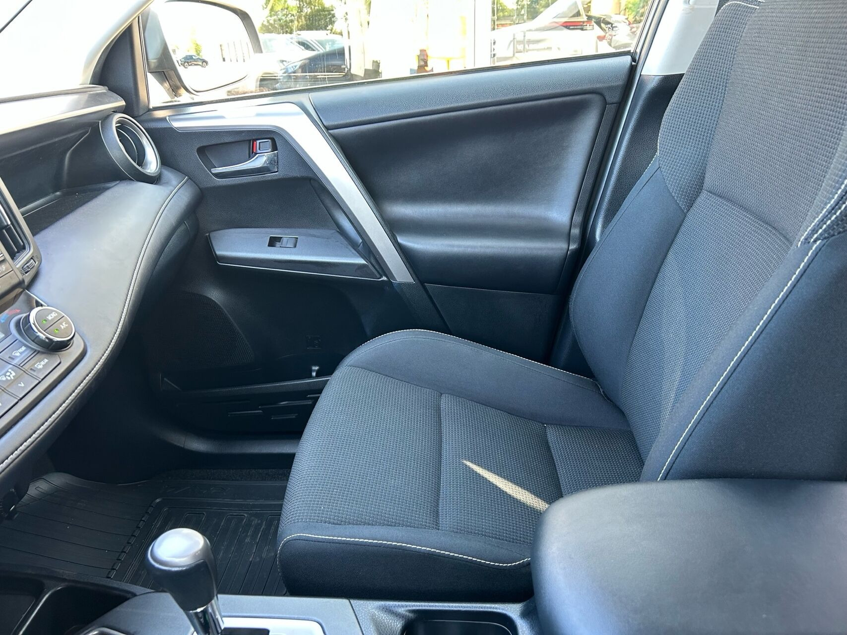 Grå Toyota RAV4 fra 2016
