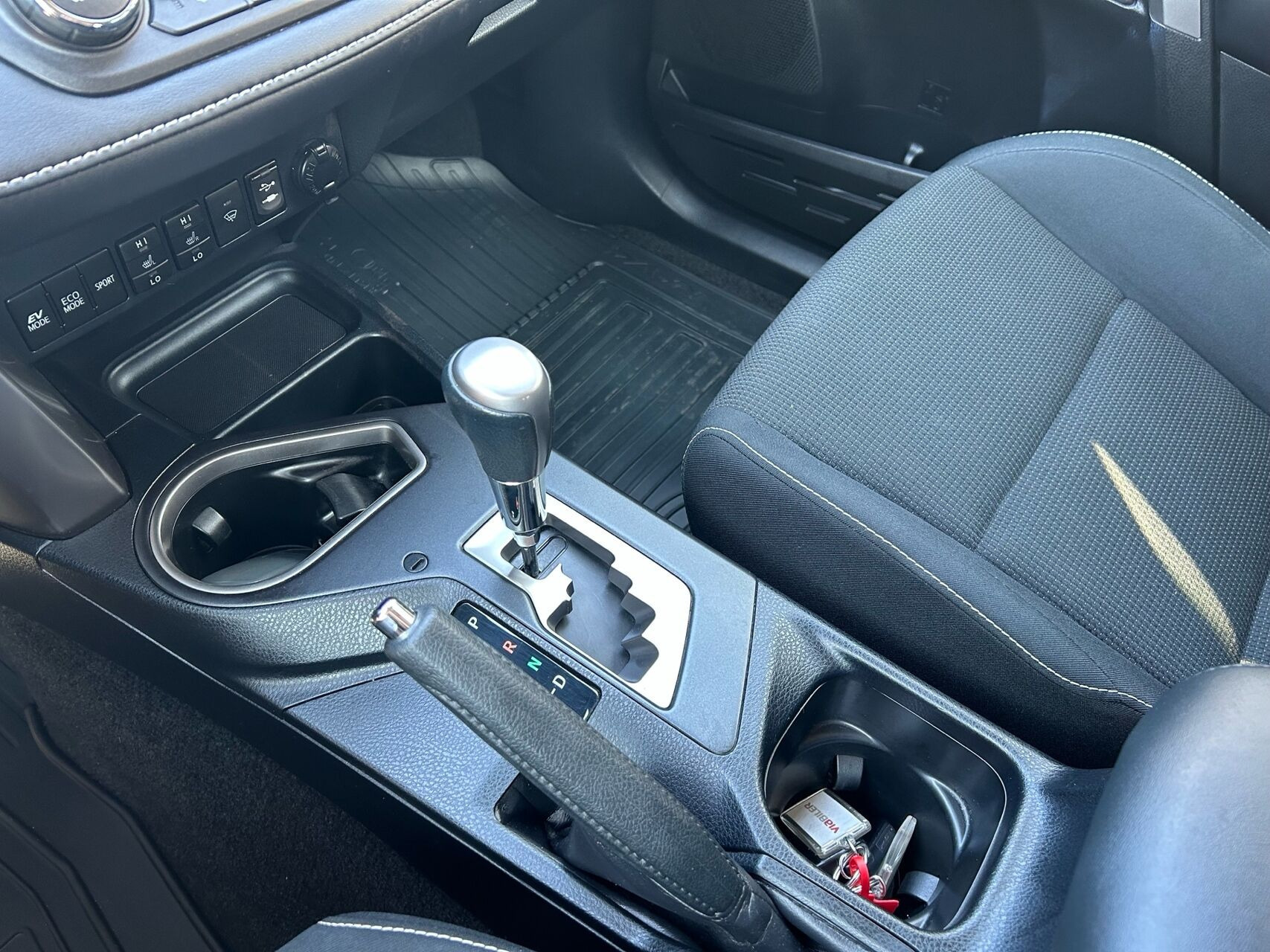 Grå Toyota RAV4 fra 2016