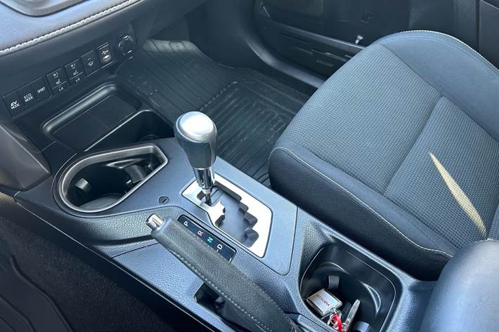 Grå Toyota RAV4 fra 2016