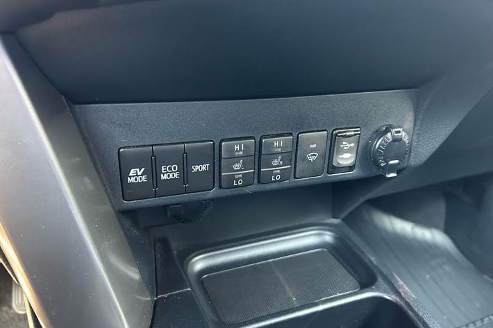 Grå Toyota RAV4 fra 2016