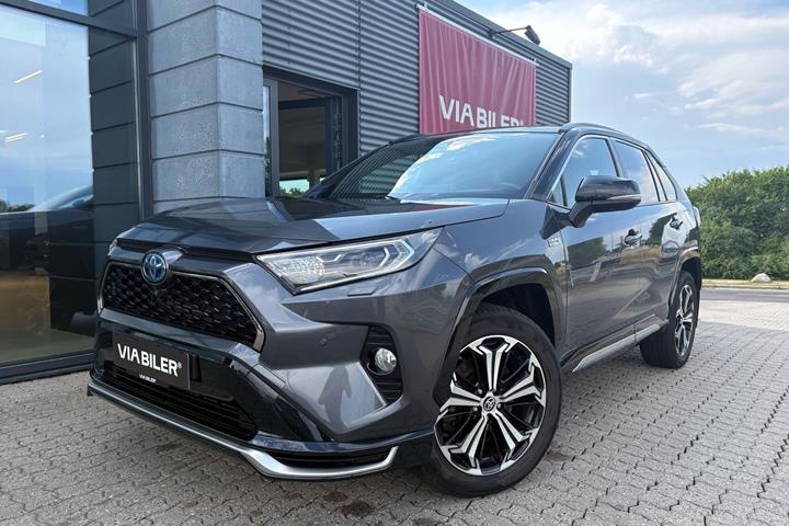 Grå Toyota RAV4 Plug-in fra 2021 set udefra