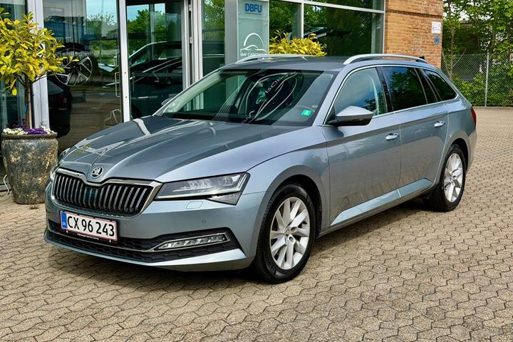 Grå Skoda Superb fra 2020 set udefra