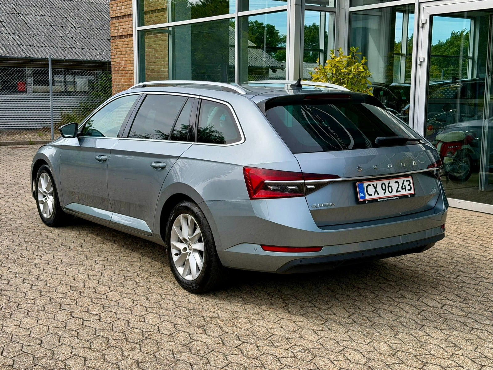 Grå Skoda Superb fra 2020