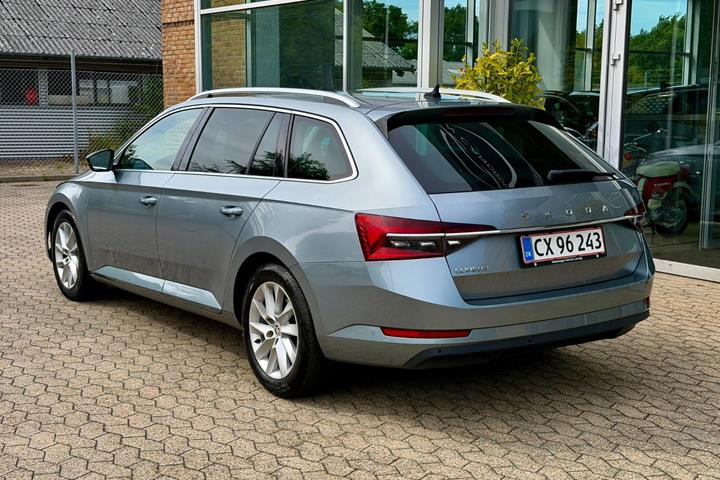 Grå Skoda Superb fra 2020