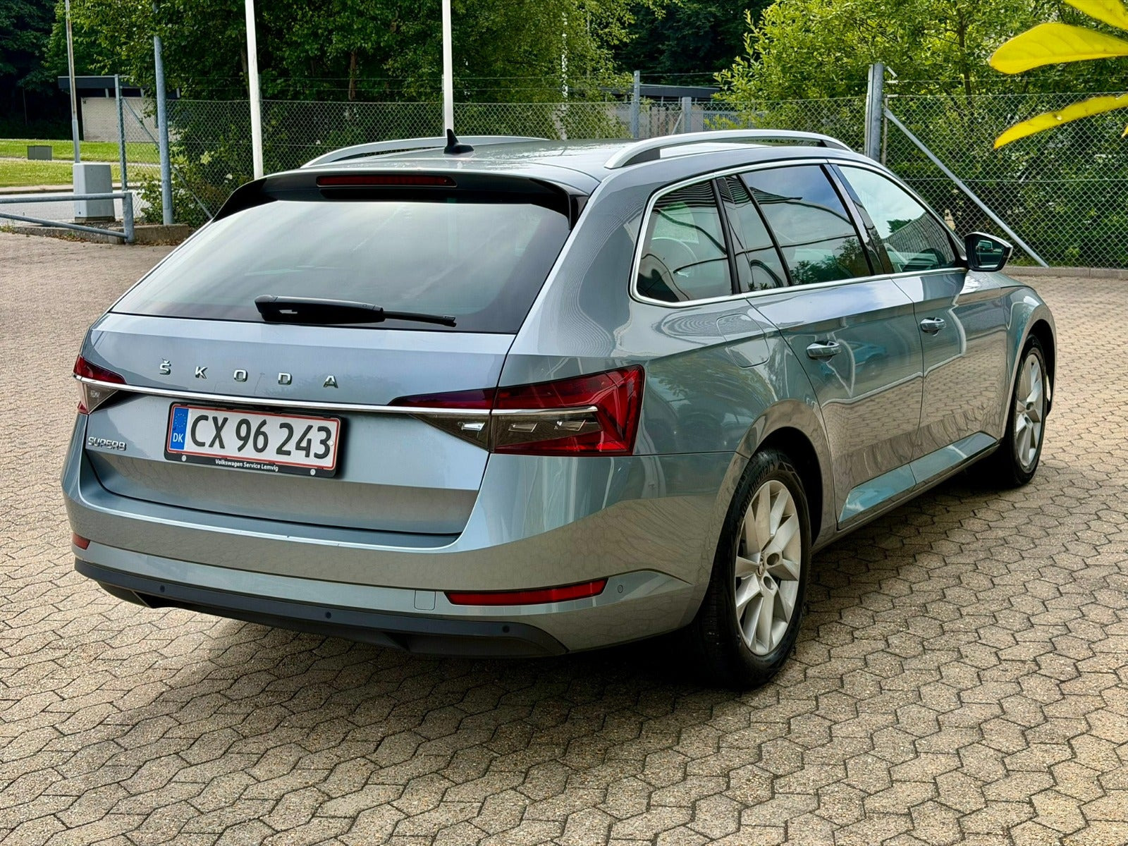 Grå Skoda Superb fra 2020