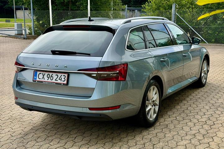 Grå Skoda Superb fra 2020