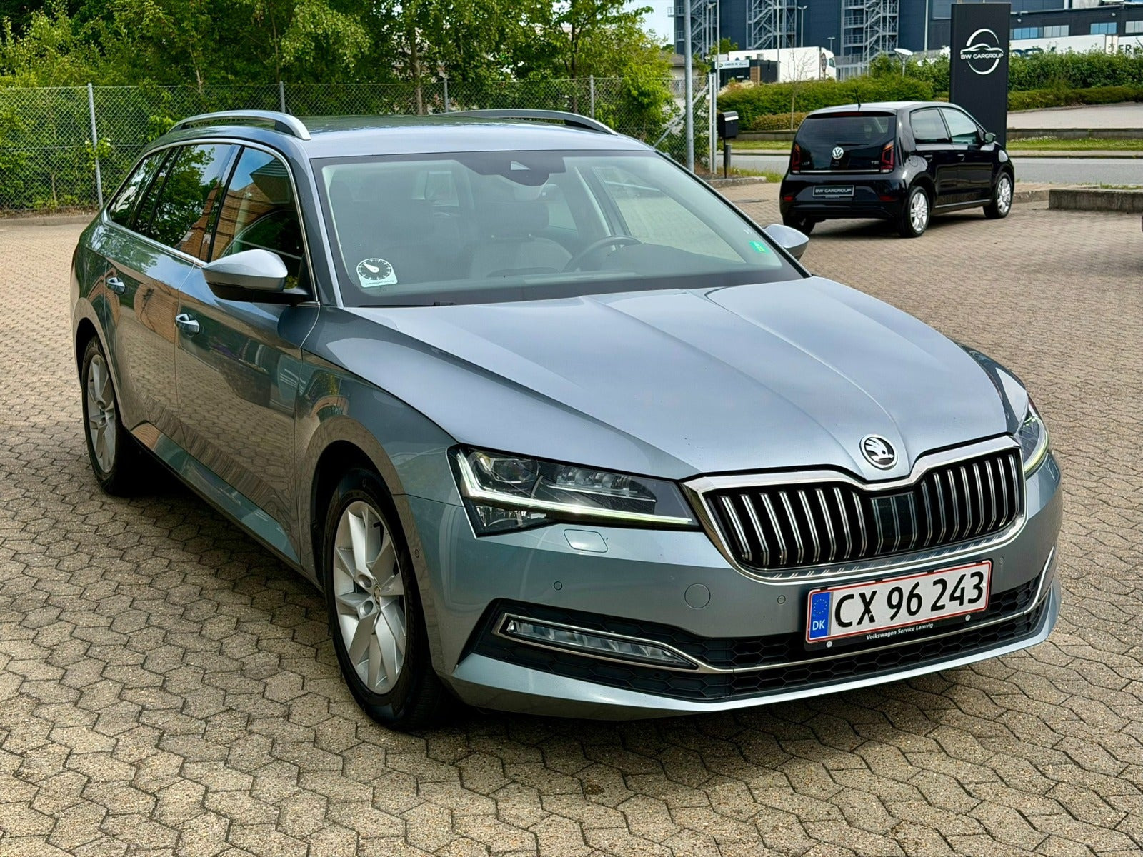 Grå Skoda Superb fra 2020