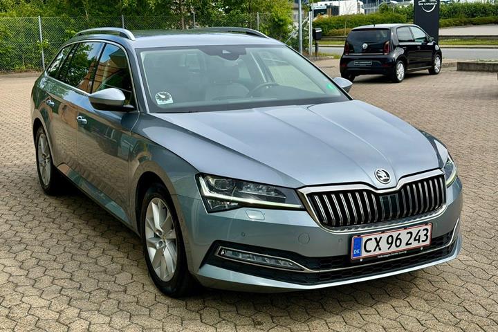 Grå Skoda Superb fra 2020