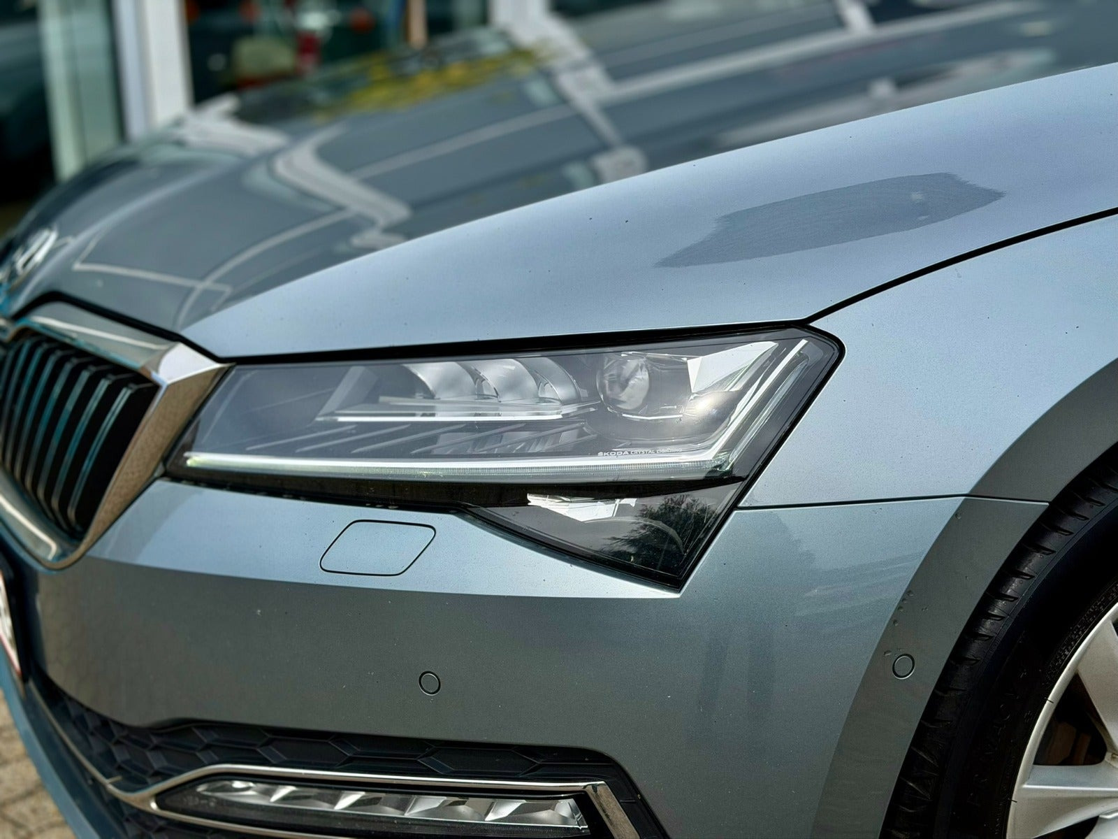 Grå Skoda Superb fra 2020