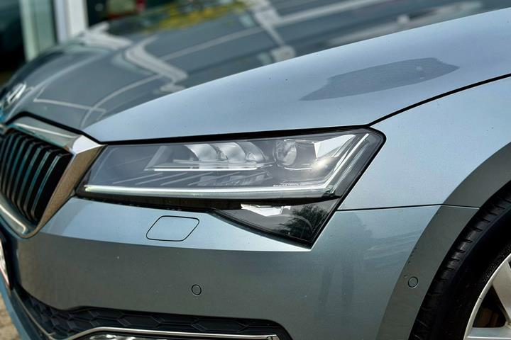 Grå Skoda Superb fra 2020
