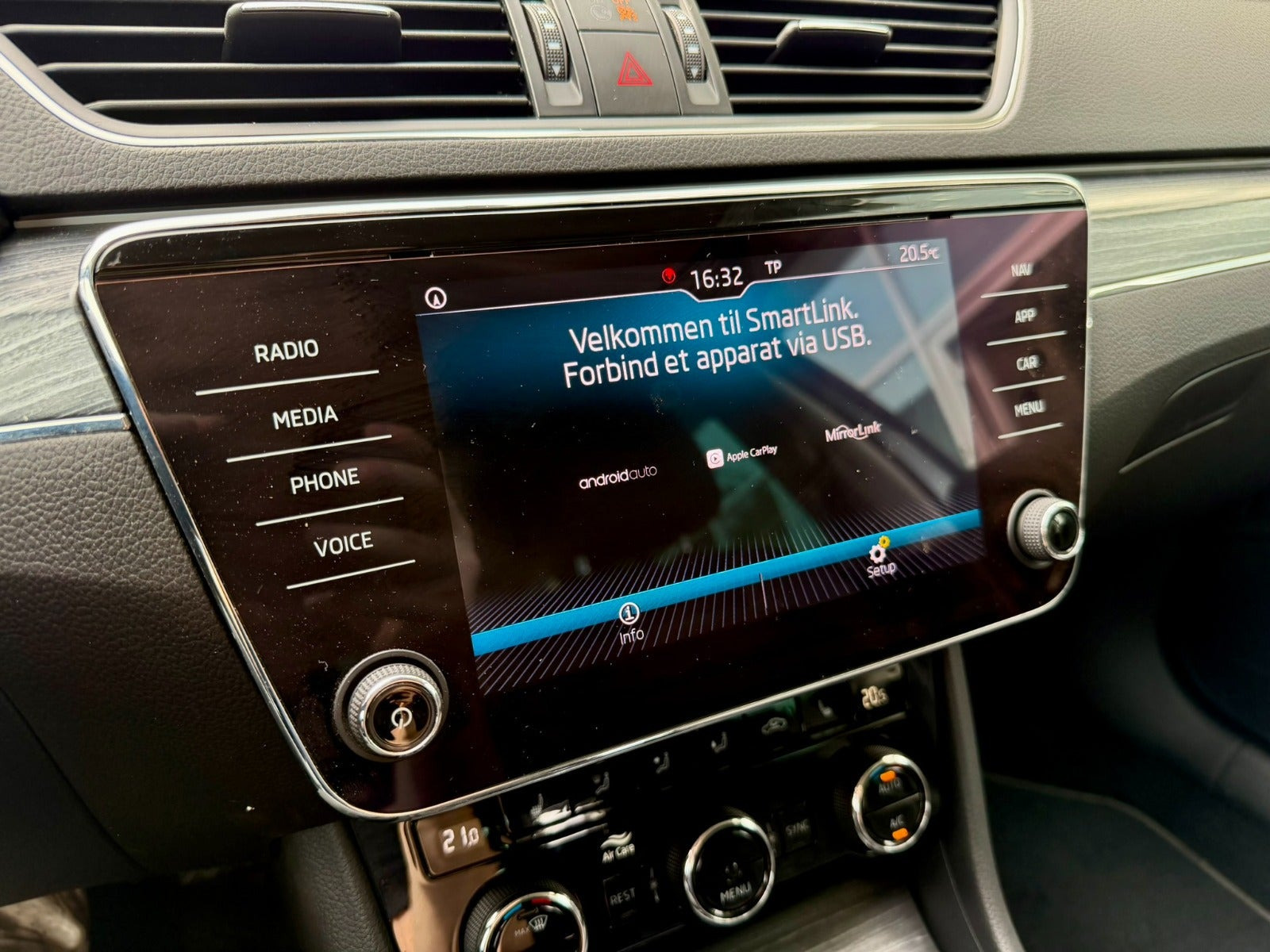 Grå Skoda Superb fra 2020