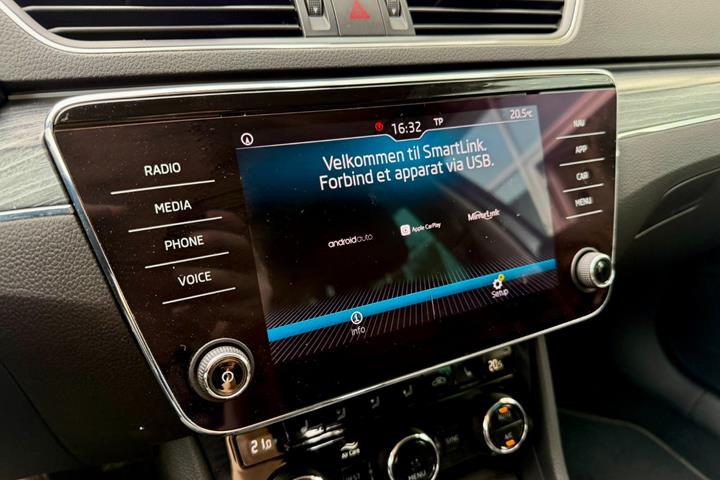 Grå Skoda Superb fra 2020