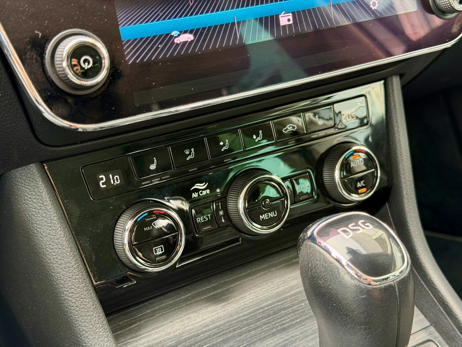 Grå Skoda Superb fra 2020