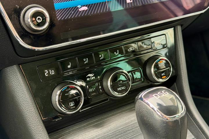 Grå Skoda Superb fra 2020
