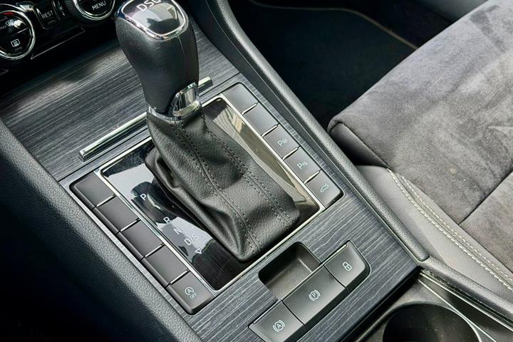 Grå Skoda Superb fra 2020
