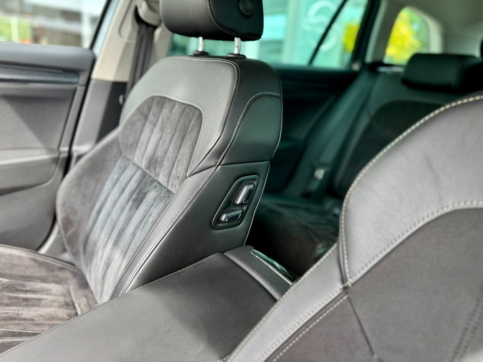 Grå Skoda Superb fra 2020