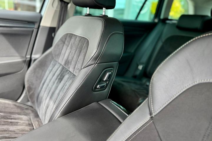 Grå Skoda Superb fra 2020