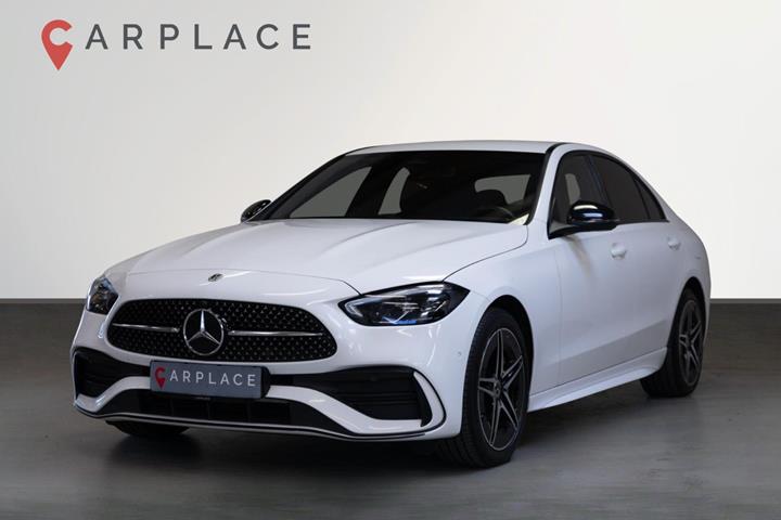 Hvid Mercedes C300 e fra 2022 set udefra