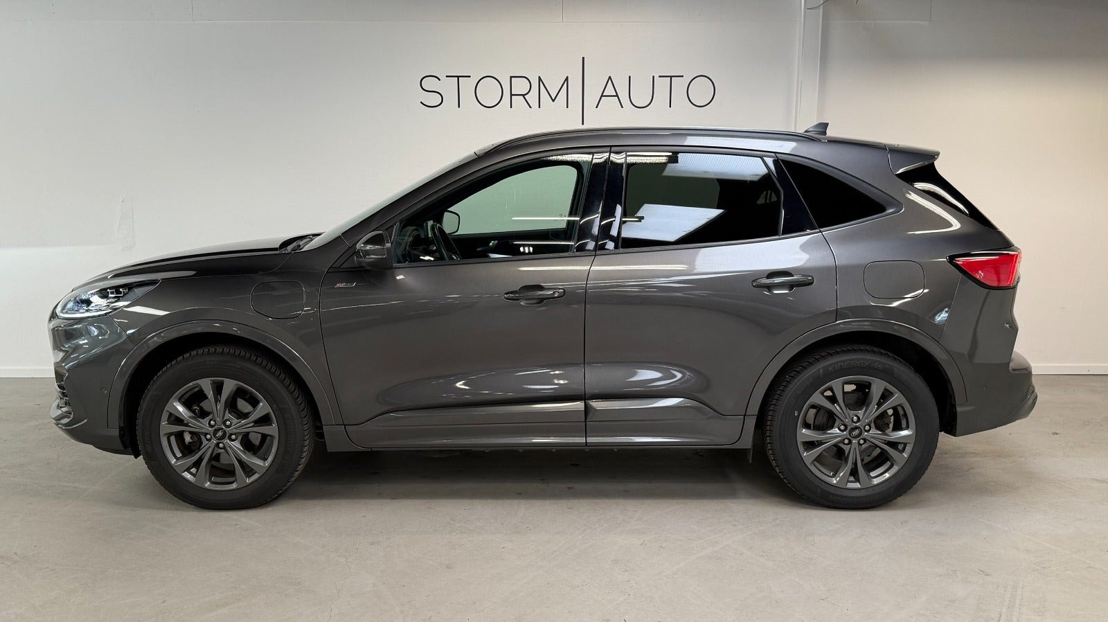 Grå Ford Kuga fra 2022