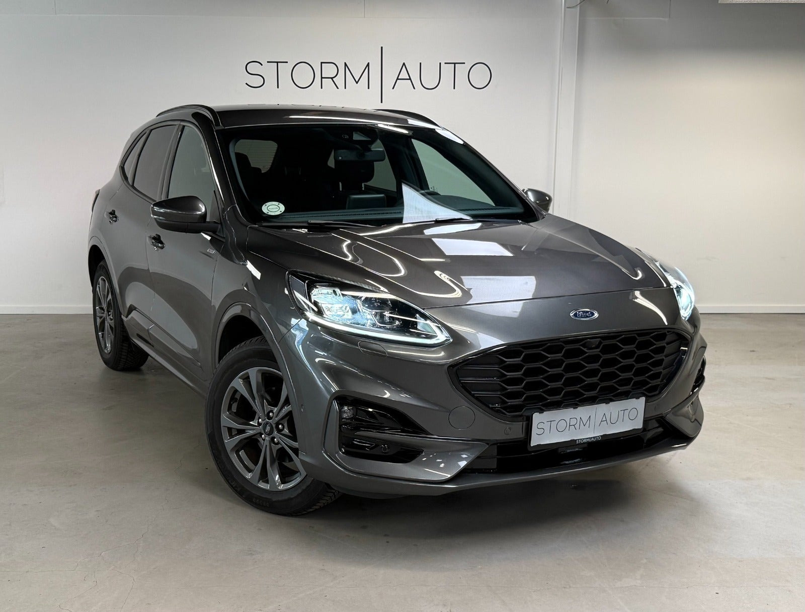 Grå Ford Kuga fra 2022