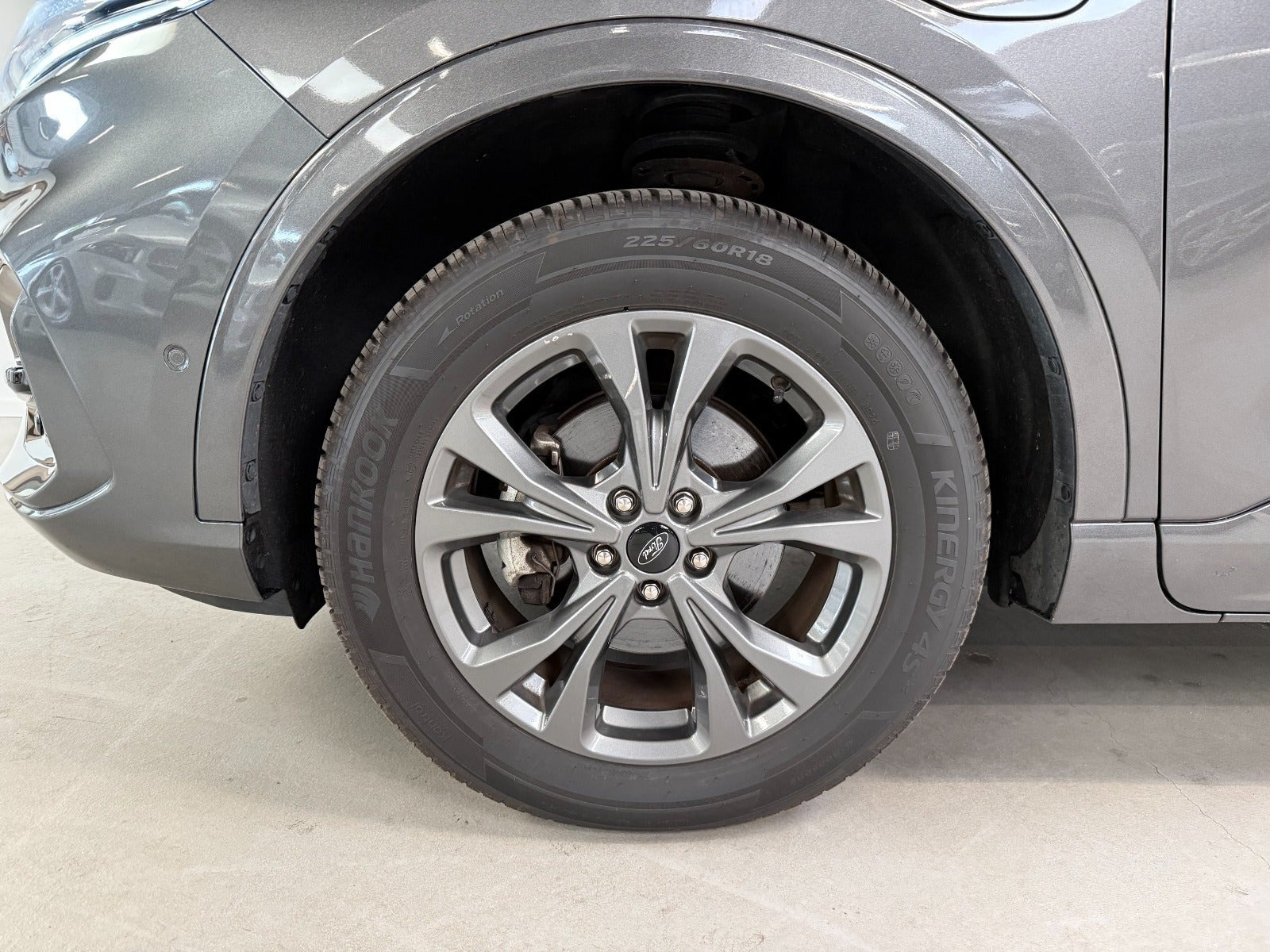 Grå Ford Kuga fra 2022
