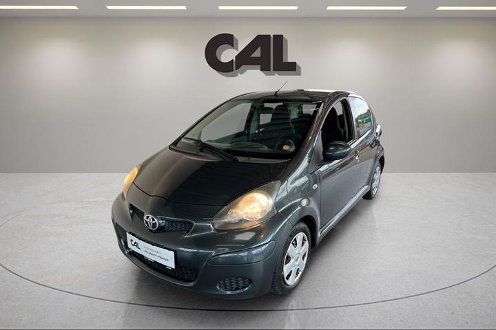 Grå Toyota Aygo fra 2010 set udefra