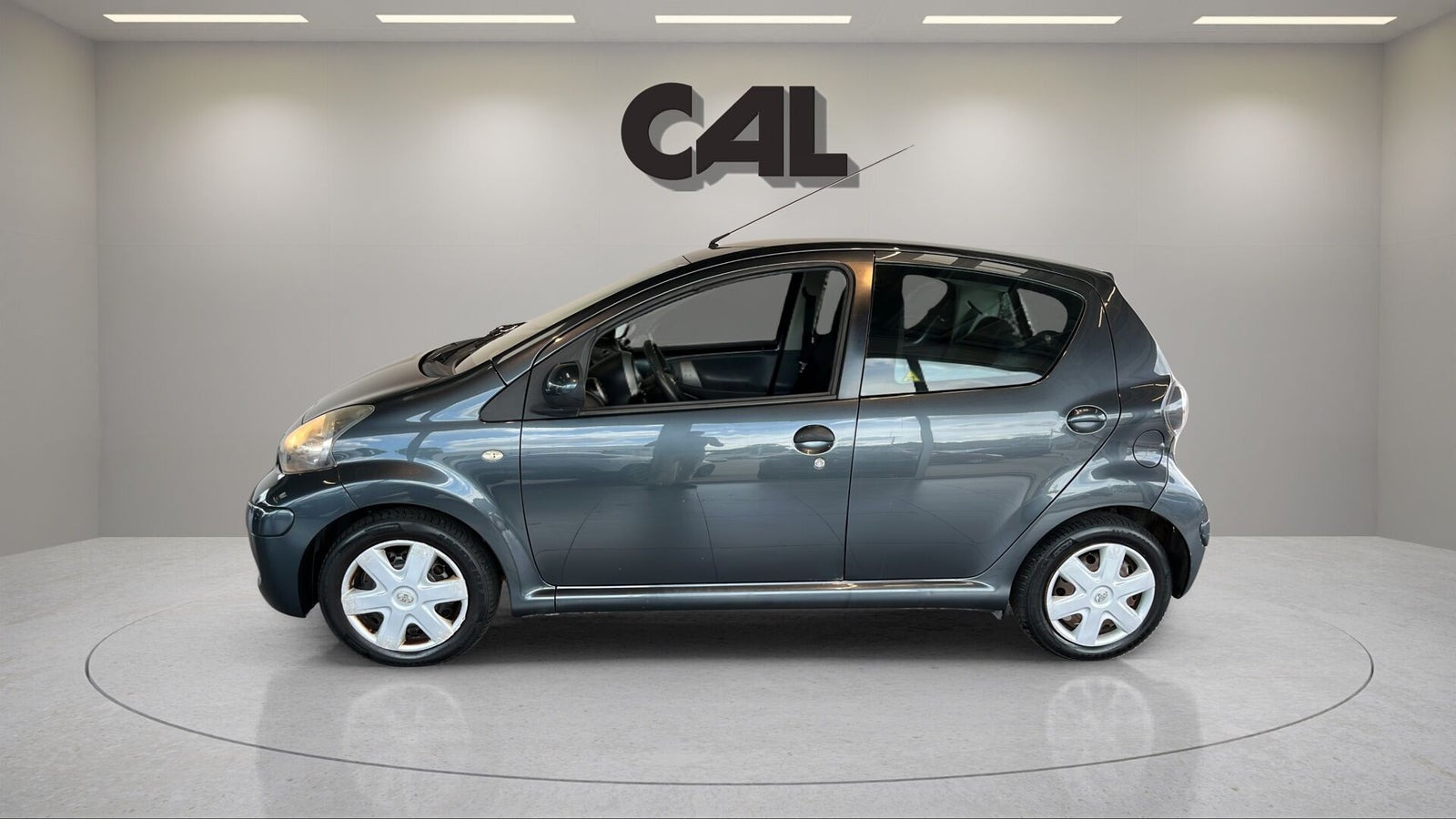 Grå Toyota Aygo fra 2010
