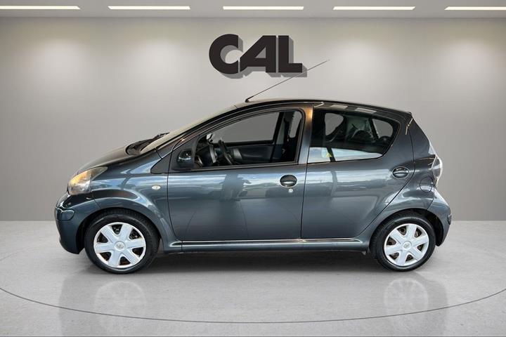 Grå Toyota Aygo fra 2010