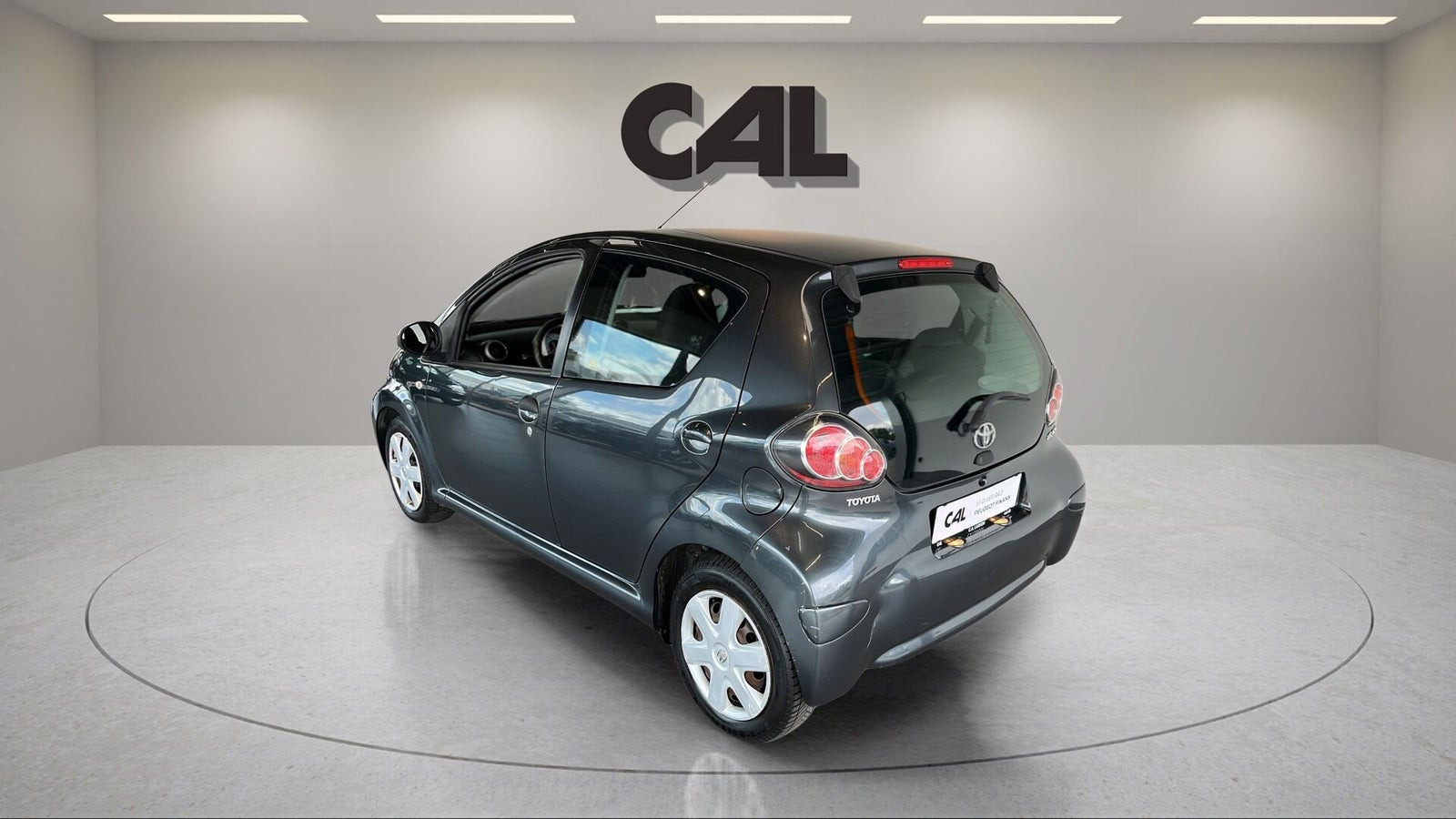 Grå Toyota Aygo fra 2010