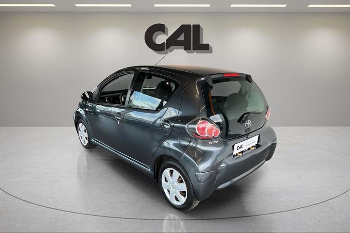 Grå Toyota Aygo fra 2010