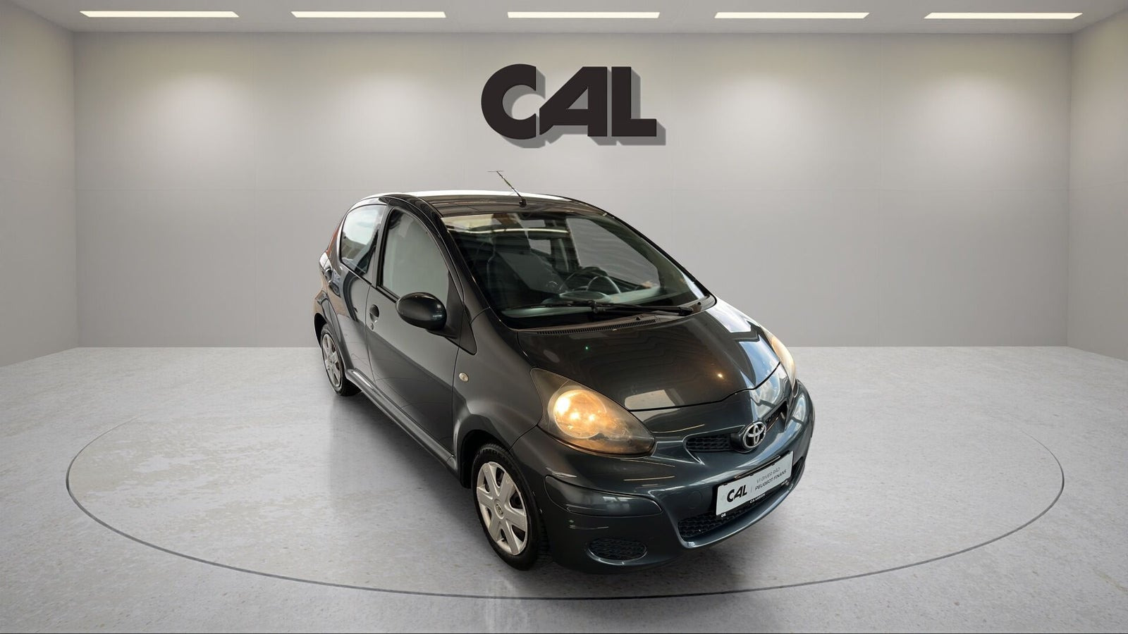 Grå Toyota Aygo fra 2010