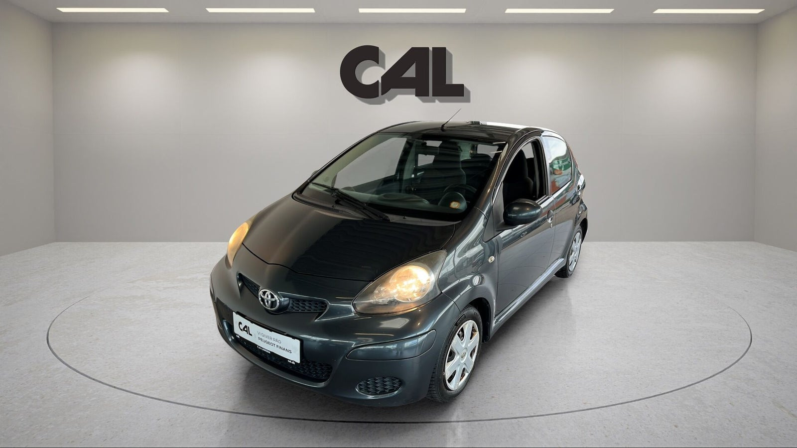 Grå Toyota Aygo fra 2010
