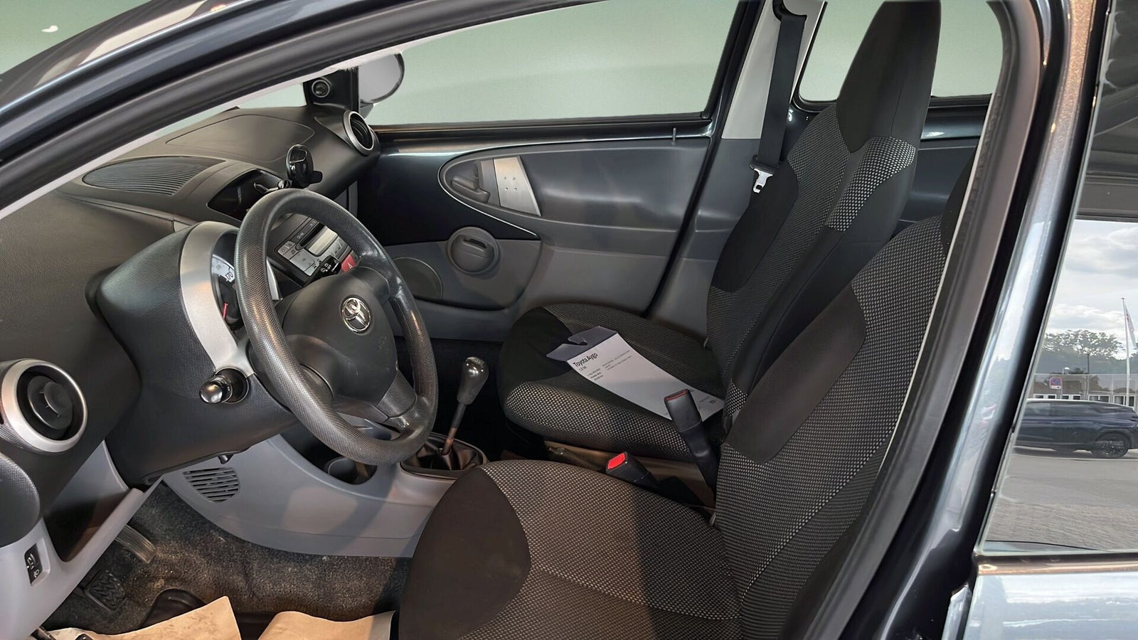 Grå Toyota Aygo fra 2010