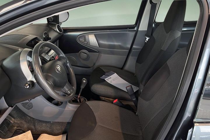 Grå Toyota Aygo fra 2010