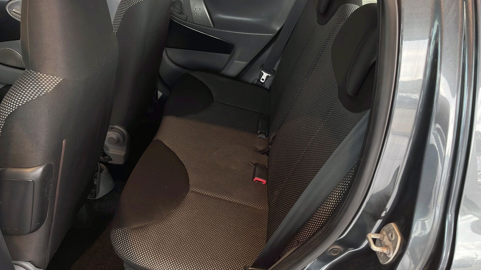 Grå Toyota Aygo fra 2010