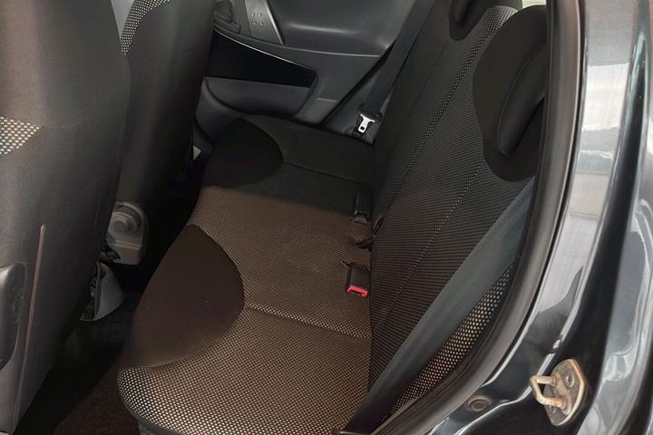 Grå Toyota Aygo fra 2010
