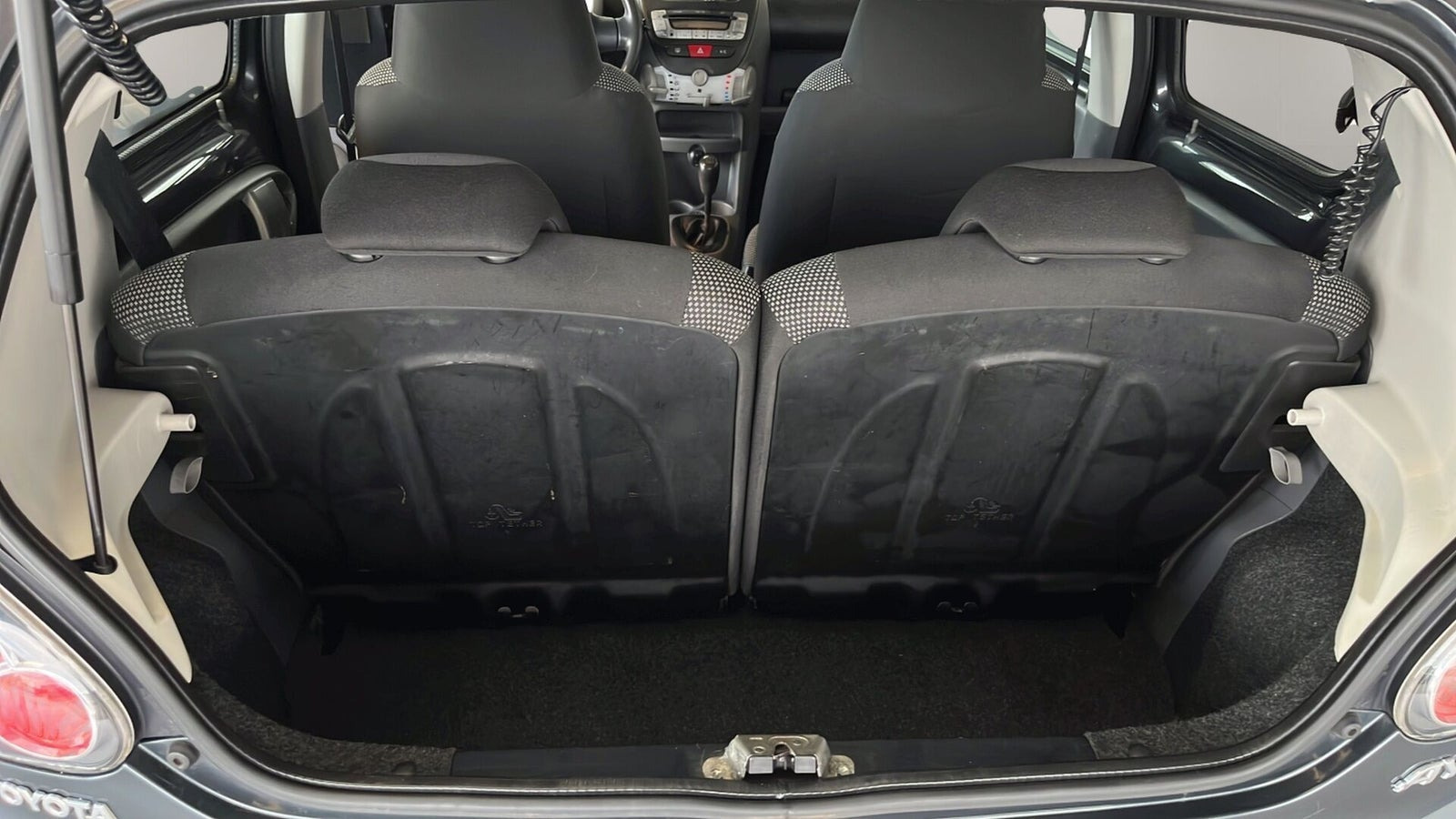 Grå Toyota Aygo fra 2010