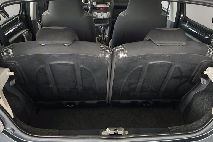 Grå Toyota Aygo fra 2010
