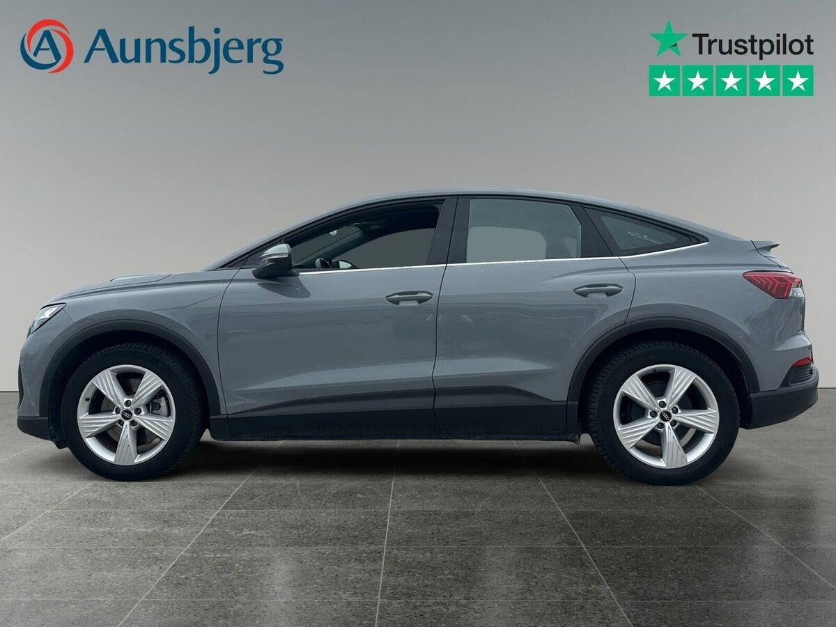 Grå Audi Q4 e-tron fra 2022