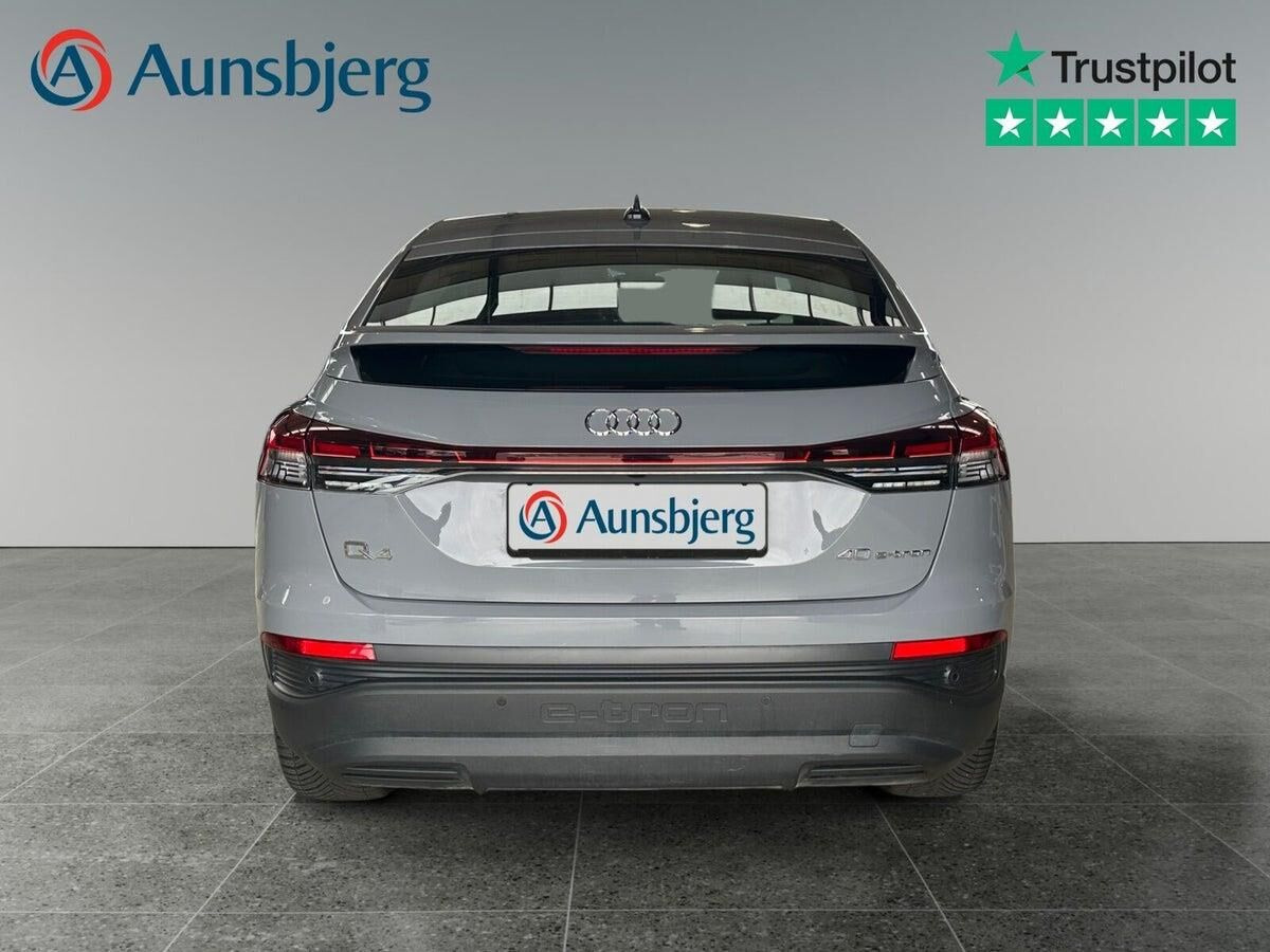 Grå Audi Q4 e-tron fra 2022