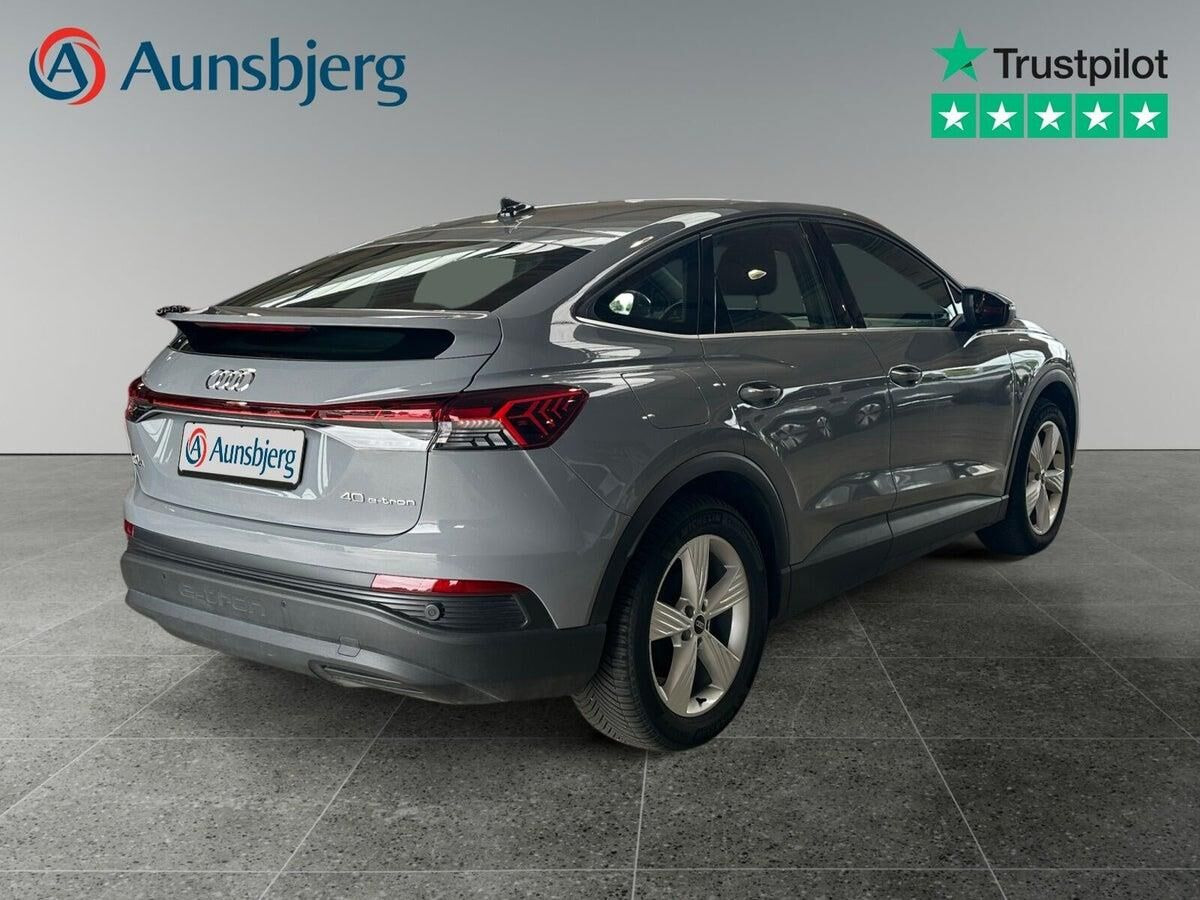 Grå Audi Q4 e-tron fra 2022